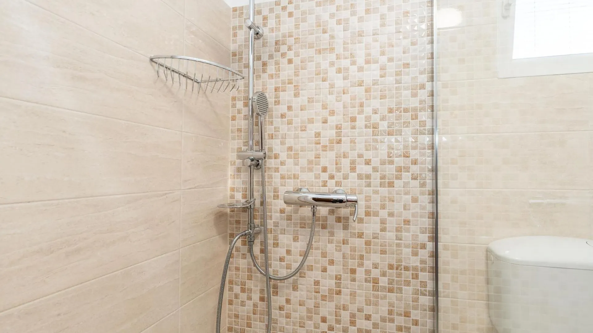 Ema'S Olive Garden Apt 1 With Private Parking, Just 10 Minutes Drive From Sandy Beach Policnik