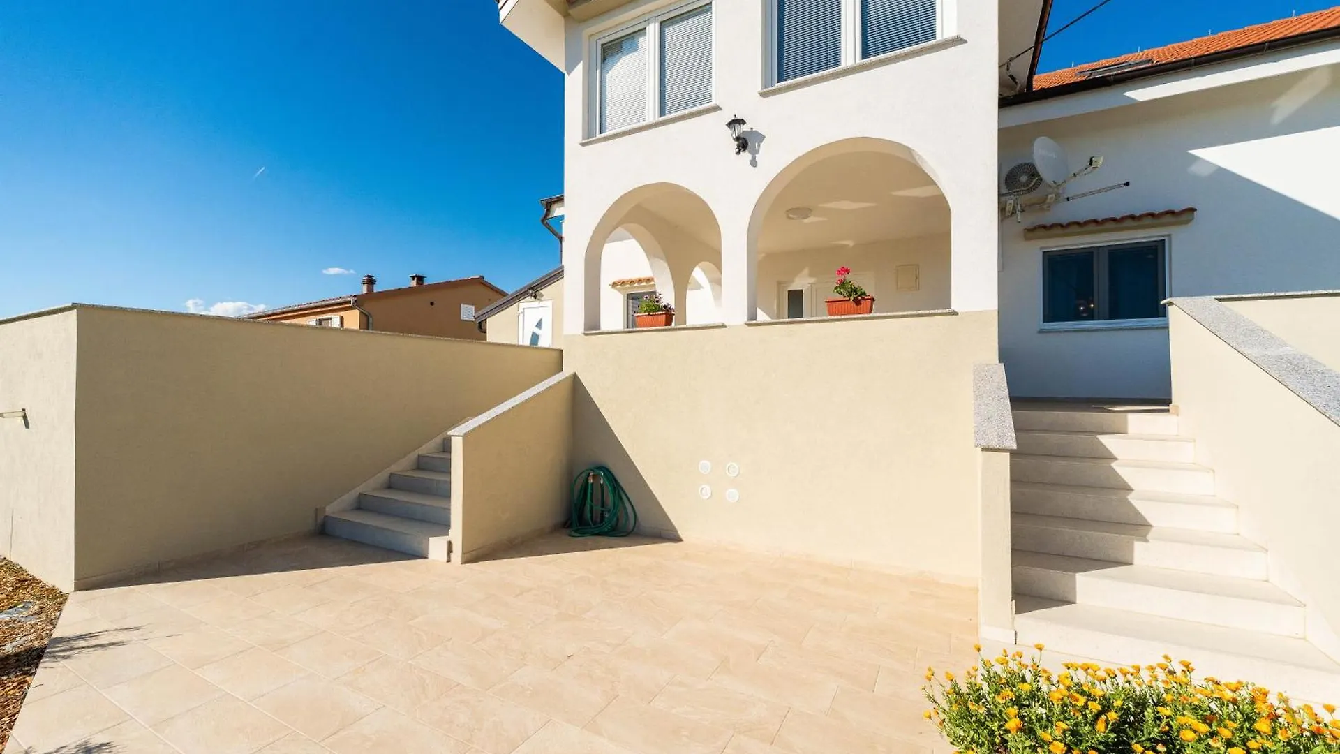 Ema'S Olive Garden Apt 1 With Private Parking, Just 10 Minutes Drive From Sandy Beach Policnik