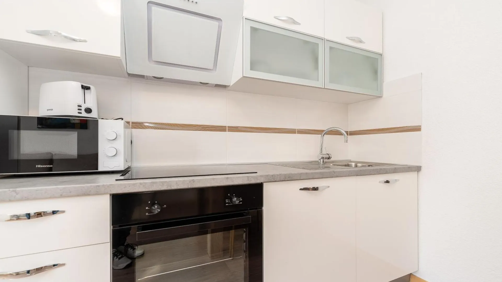 Apartamento Ema'S Olive Garden Apt 1 With Private Parking, Just 10 Minutes Drive From Sandy Beach Policnik