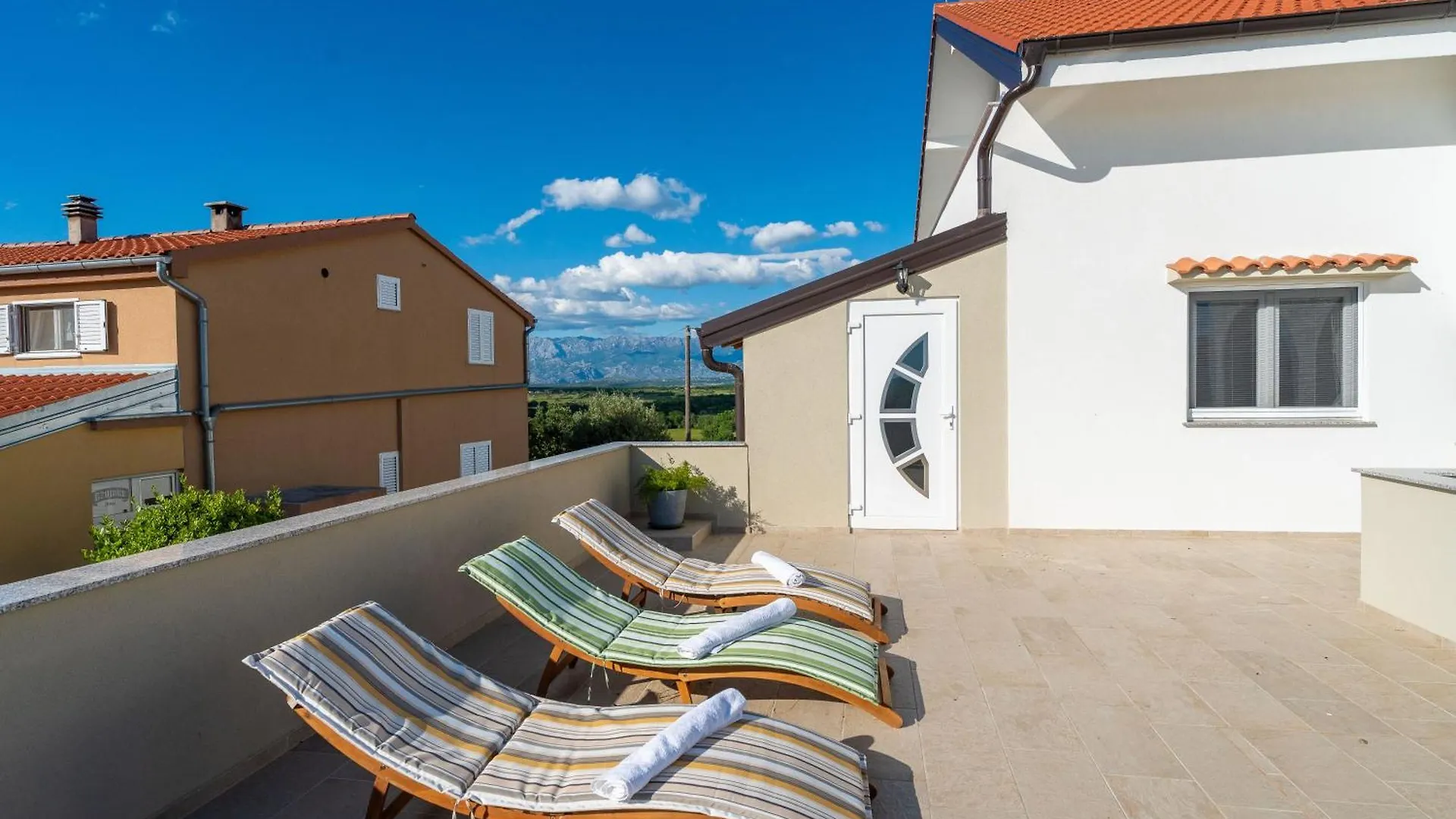 Apartamento Ema'S Olive Garden Apt 1 With Private Parking, Just 10 Minutes Drive From Sandy Beach Policnik